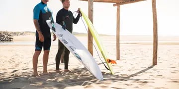 El galán de Las Estrellas se encontró con Santiago Muñiz en Punta del Este y demostró su pasión y alto nivel de surf en la playa El Pepe. 