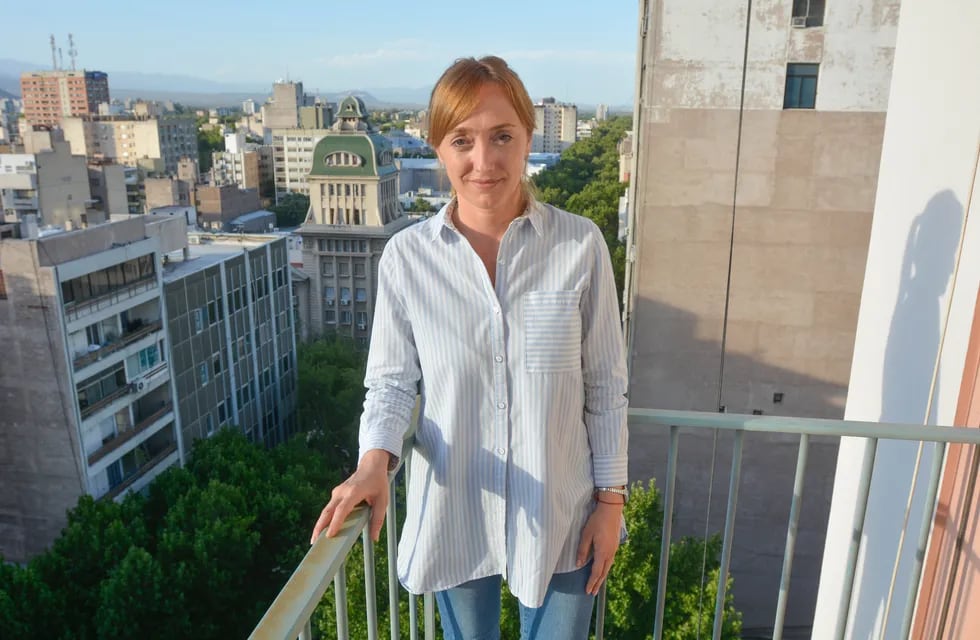 La nueva presidenta del PJ, en el balcón de su oficina del Centro mendocino.