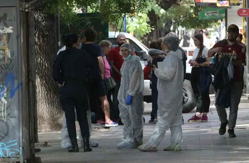 Personal de Policía Científica inspeccionó el departamento de calle Garibaldi - Orlando Pelichotti / Los Andes