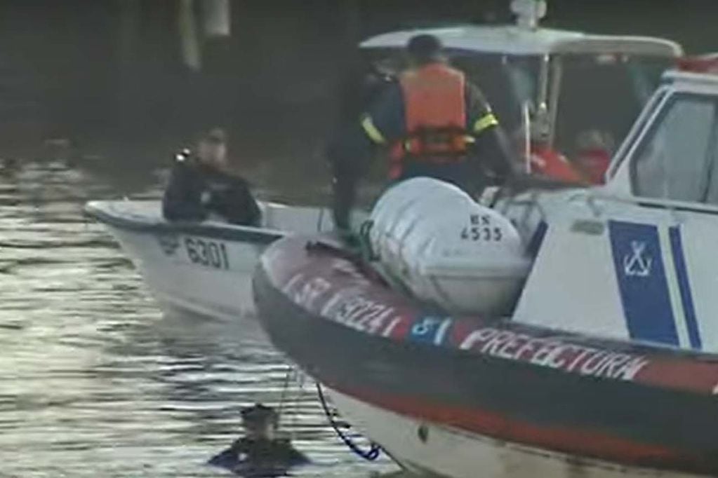 Prefectura durante la búsqueda de víctimas tras el choque entre una lancha y un bote (Captura de video).