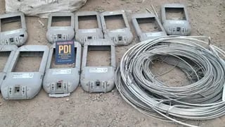 Recuperaron decenas de tapas de alumbrado público y cables robados a Edemsa y a Vialidad. | Foto: Ministerio de Seguridad y Justicia