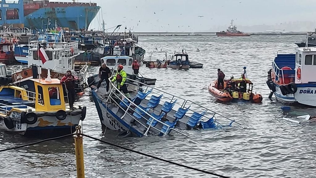 Marejadas en Valparaíso: daños en lanchas en el puerto (Gentileza / Biobiochile.cl)