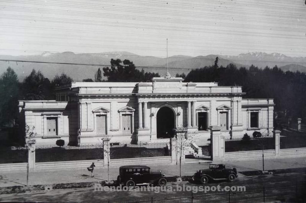 Edificio de la Administración de Obras Sanitarias en Mendoza, 1933.
Fuente: https://mendozantigua.blogspot.com/2010/07/vista-del-edificio-de-obras-sanitarias.html