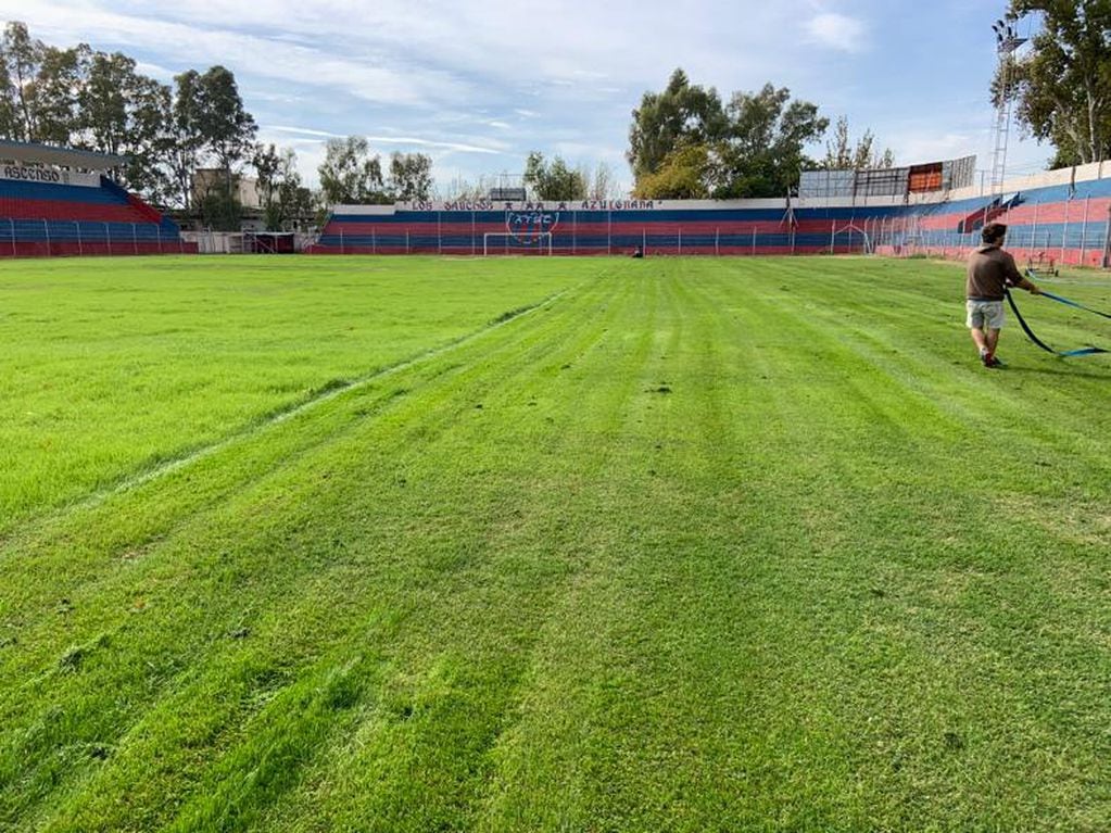 El estadio de fútbol del club Azulgrana es considerado uno de los más coqueto, comodo y bonito de Mendoza. / Gentileza.