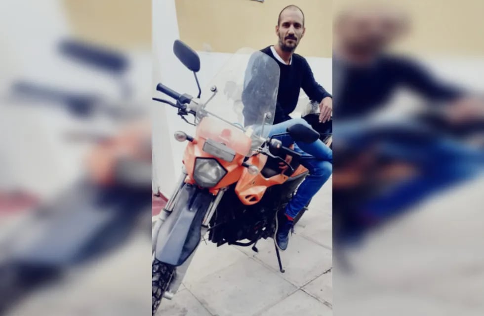Favio Cerutti decidió rifar su moto para pagarse el pasaje a Italia.