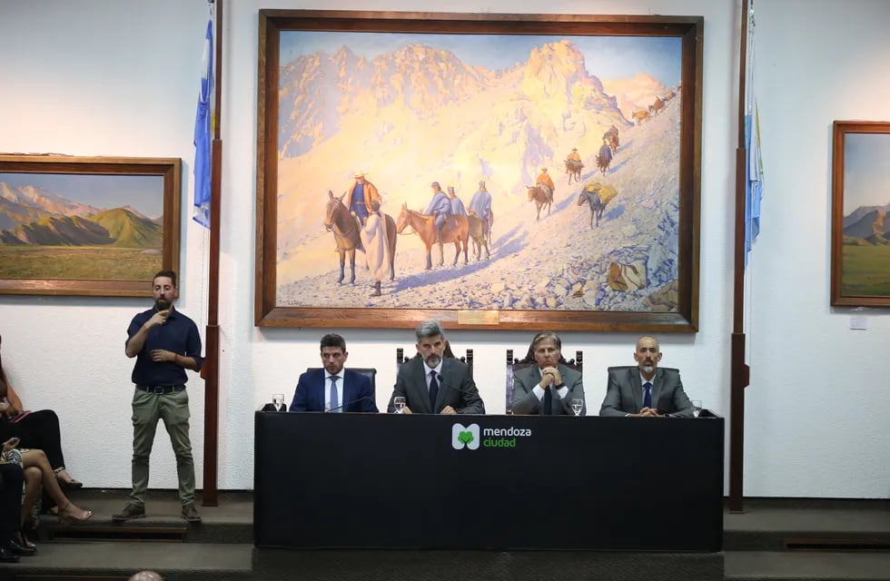 El intendente Ulpiano Suárez y autoridades del Concejo Deliberante de la Ciudad de Mendoza.