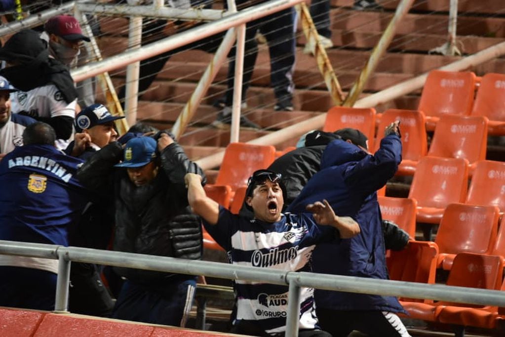 Barrabravas de Quilmes invaden la Platea techada para agredir a la Policía de Mendoza y las familias Xeneize. / Mariana Villa (Los Andes).