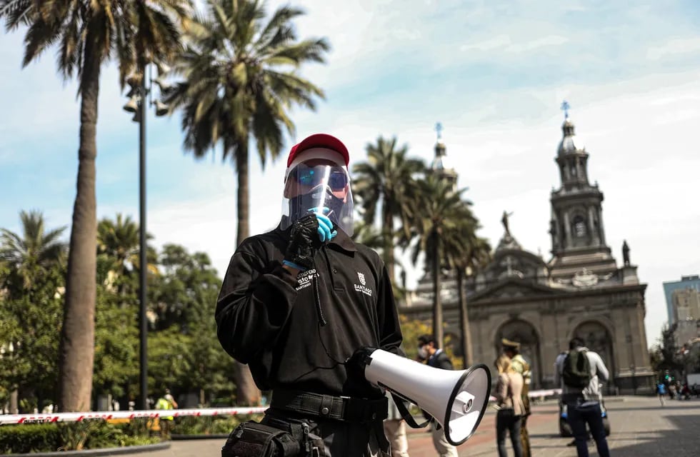 Chile reportó 2.139 casos y 40 decesos por coronavirus, cifras que no se registraban desde fines de setiembre, en medio de un alza de los contagios principalmente en la región de Santiago.