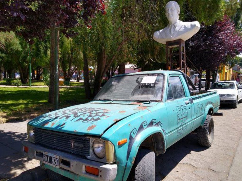 Desconocidos intentaron decapitar un busto de Kirchner, pero vandalizaron la camioneta de su propietario.