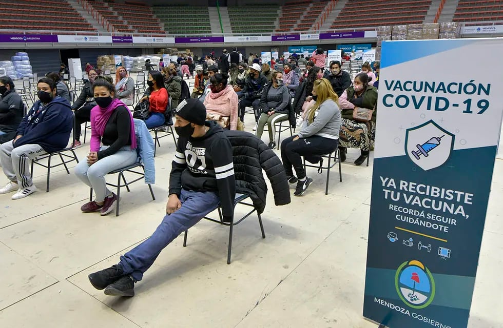 Mendoza ya vacuna a mayores de 40 años sin comorbilidades. Foto Orlando Pelichotti / Los Andes
