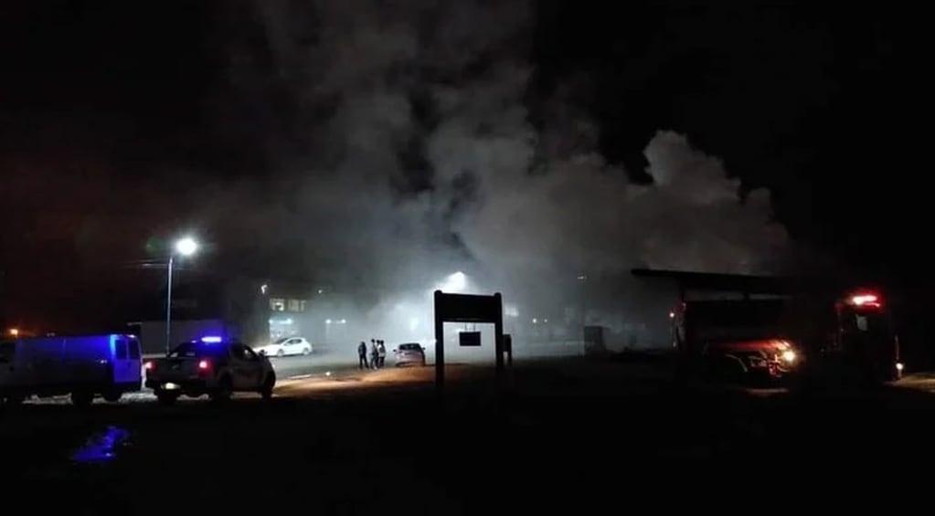La oficina de Turismo de El Bolsón ardió el sábado por la noche.