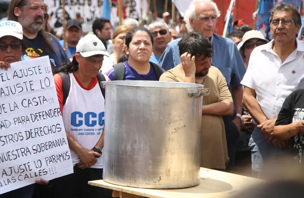 Marchas y ollas populares en una nueva jornada de protestas contra el DNU de Milei. / Foto: Noticias Argentinas