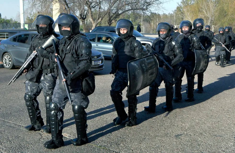 El Gobierno sumará por lo menos 180 policías más en Mendoza

Foto: Orlando Pelichotti / Los Andes