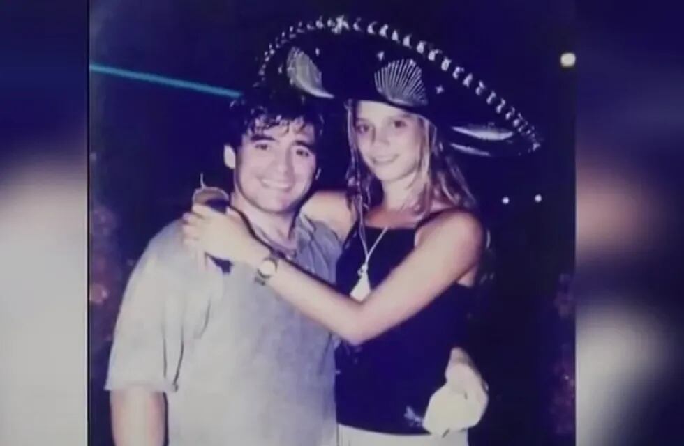 Mavys Álvarez (16) junto a Diego Maradona a comienzos de los 2000 (Gentileza)