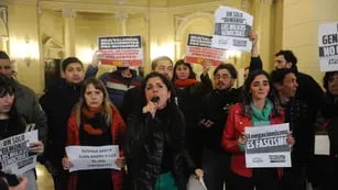 Protestas en la Legislatura porteña contra un acto que homenajea a víctimas del terrorismo