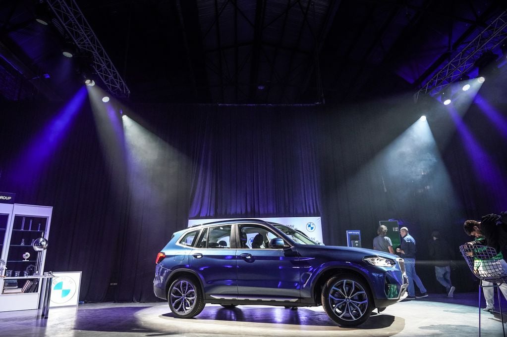 BMW Group presenta en Argentina su modelo BMW X3 xDrive30e, el primer paso de la electromovilidad de la marca en el país.