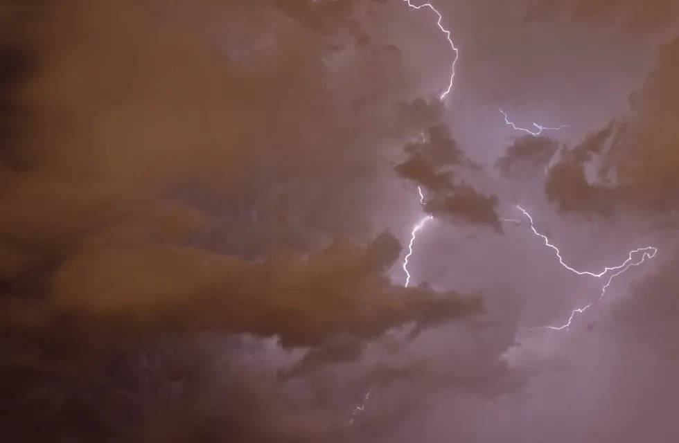 Impactante imagen de la tormenta de anoche. Claudio Gutiérrez / Los Andes