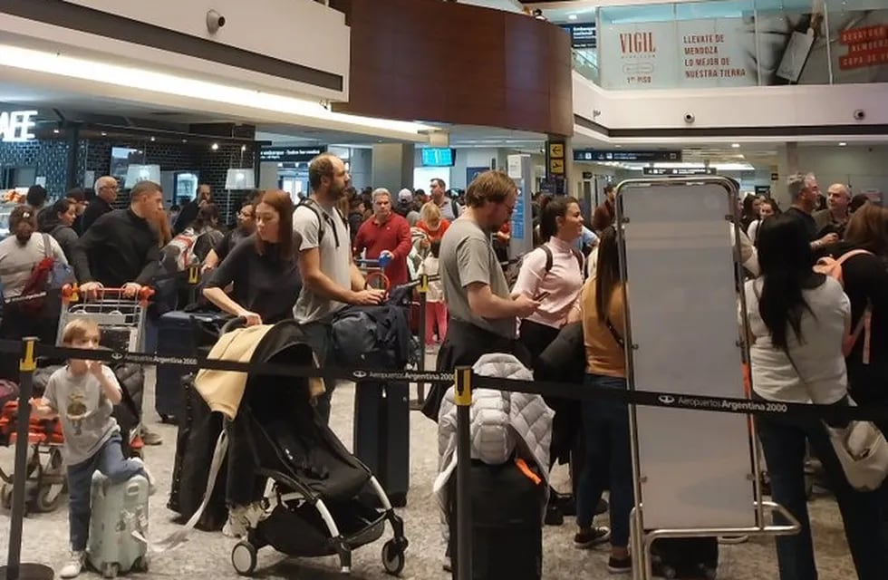 Colapsó de pasajeros el aeropuerto El Plumerillo debido a que cancelaron vuelos por el Zonda. - Gentileza / @AgusPaoletti4 - Twitter