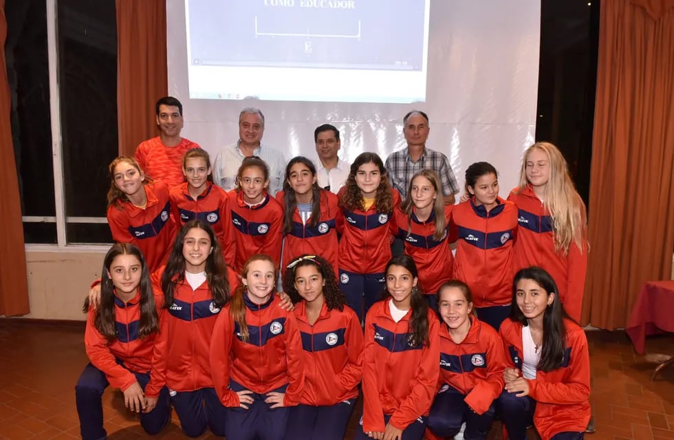  Voleibol:  Regatas presento a los equipos femeninos de distintas categorías