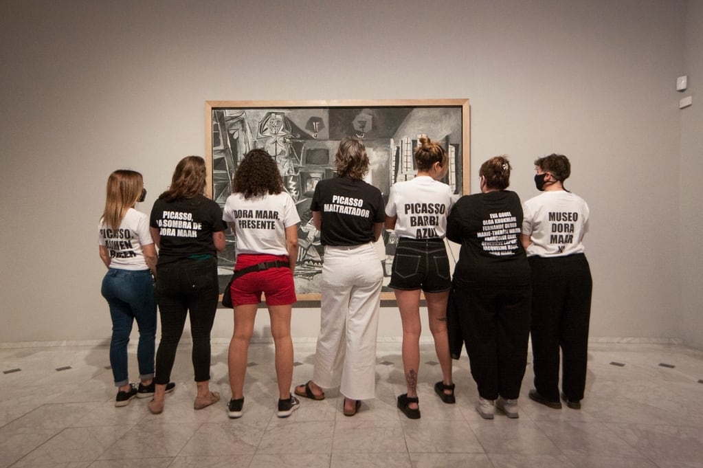 Un grupo de mujeres se presentó en el museo Picasso para cuestionar la misoginia del artista.