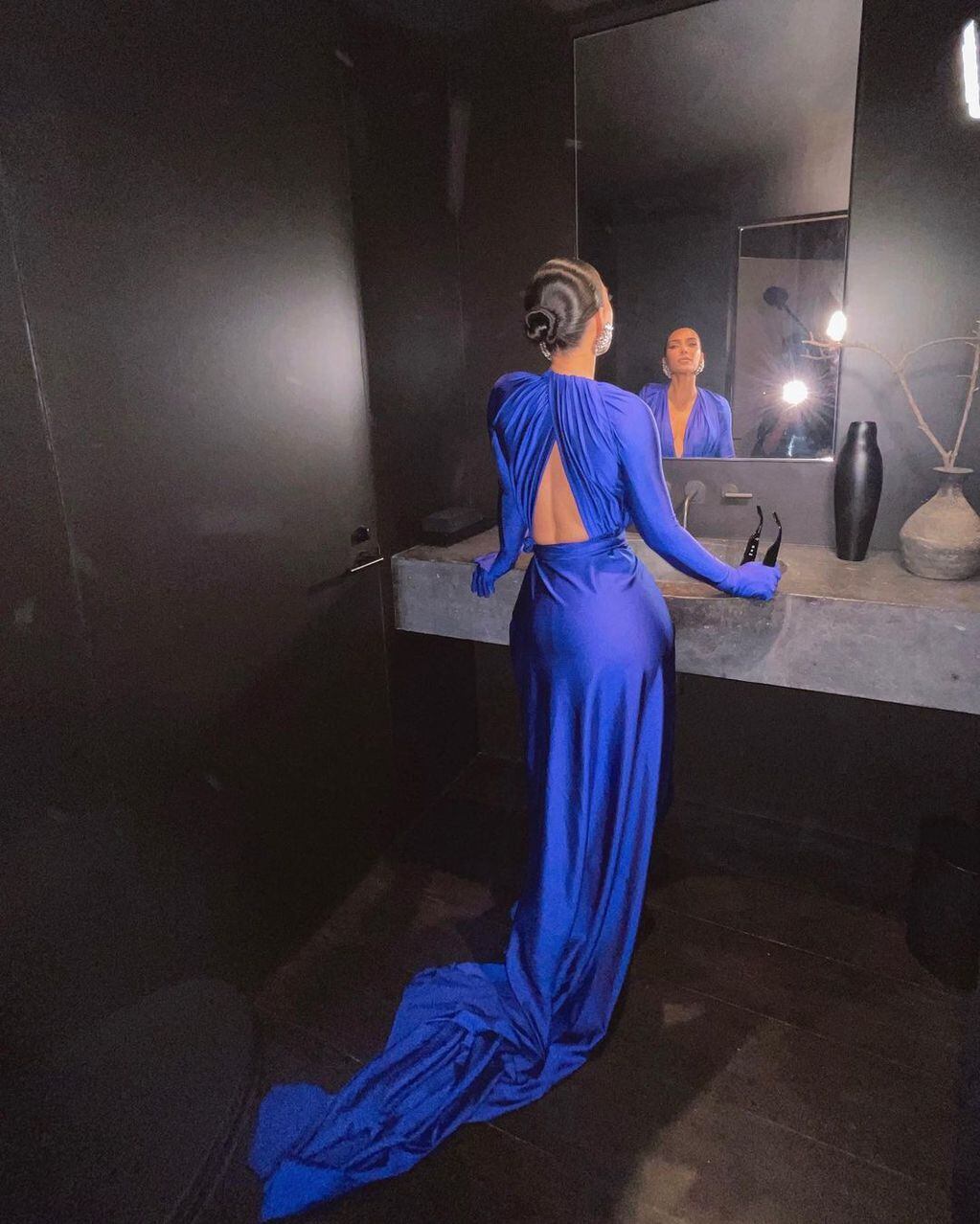 Kim Kardashian, una diva sensual con un total blue de Balenciaga