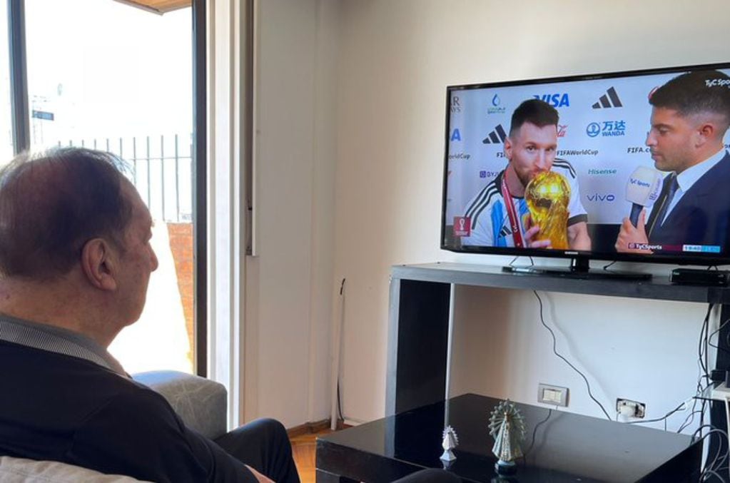 La foto de Carlos Bilardo observando a Messi campeón del Mundo. (Captura).