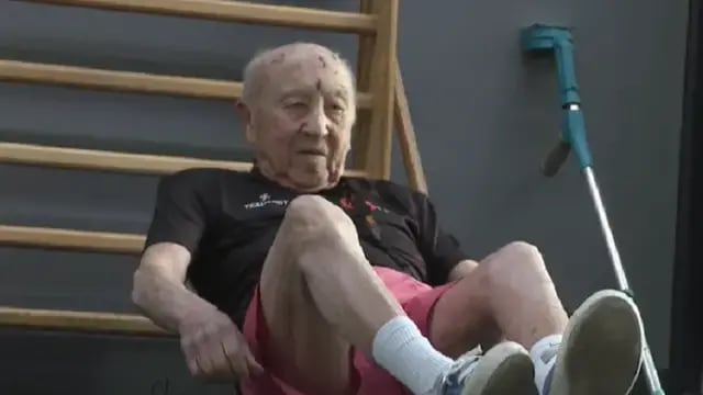 Tiene 100 años, va todos los días al gimnasio y es furor en las redes sociales