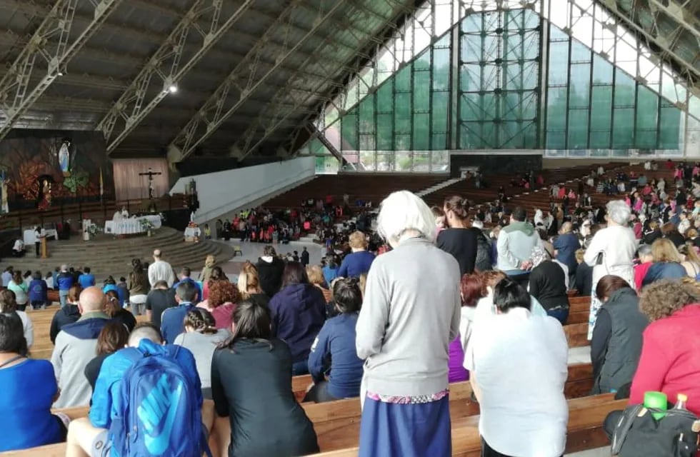 Miles de fieles en El Challao por el día de la Virgen: el cronograma y cortes de tránsito