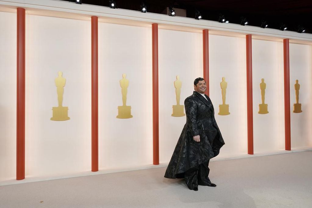 Harvey Guillen en la alfombra champagne de los premios Oscar (AP Photo/Ashley Landis)