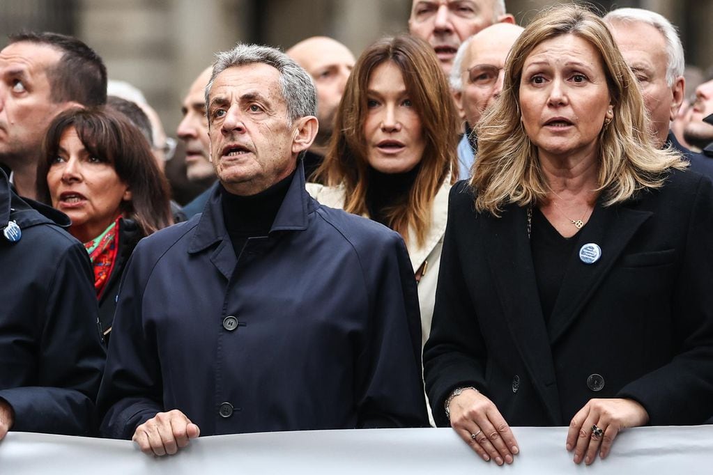 Paris (France), 12/11/2023.- (L-R) Paris Mayor Anne Hidalgo, former French President Nicolas Sarkozy, his wife Italian-French singer Carla Bruni and France's National Assembly President Yael Braun-Pivet participate in a march against rising anti-Semitism, called by the presidents of French Senate and National Assembly, in Paris, France, 12 November 2023. Thousands of demonstrators marched in Paris against anti-Semitism on 12 November, as tensions have risen in the French capital, which is home to large Jewish and Muslim communities, following the 07 October attack by the militant group Hamas on Israel.Thousands of Israelis and Palestinians have died since the militant group Hamas launched an unprecedented attack on Israel from the Gaza Strip on 07 October, and the Israeli strikes on the Palestinian enclave which followed it. (Francia) EFE/EPA/MOHAMMED BADRA
