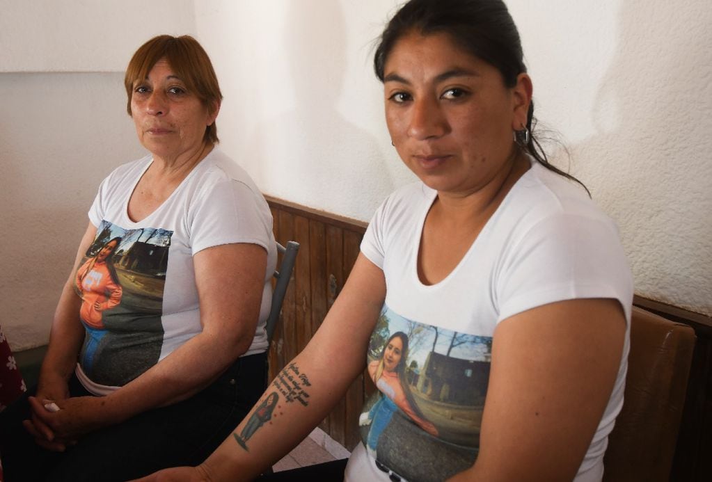 Gladys y su hija más chica, quien se tatuó el último posteo de Agostina: "Si algún día salgo y no vuelvo, búsquenme. Yo jamás dejaría a mi hijo". Foto: José Gutiérrez / Los Andes
