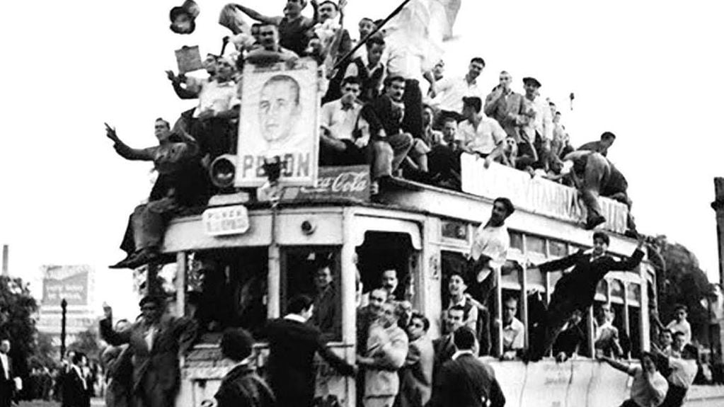 A la plaza. El 17 de octubre de 1945, los trabajadores se movilizaron espontáneamente hacia Plaza de Mayo (Télam).