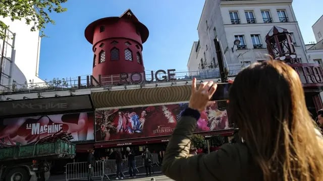 Las icónicas aspas del Moulin Rouge en París cayeron por primera vez en 135 años