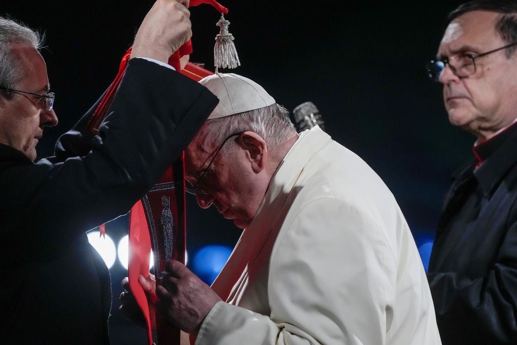 El Papa Francisco pidió que “los adversarios se den la mano” en un Vía Crucis marcado por la guerra. / Foto: AP