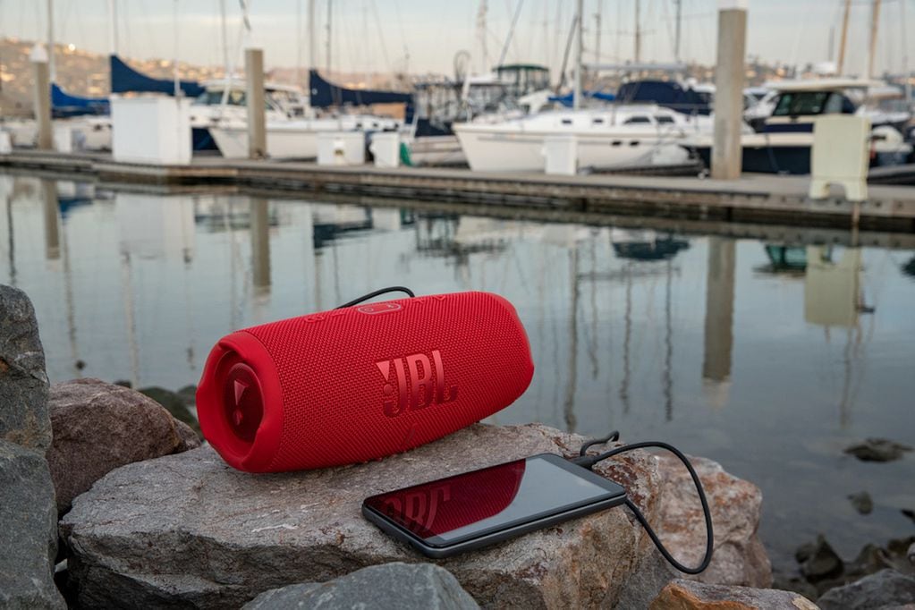 Parlantes JBL Charge 5.