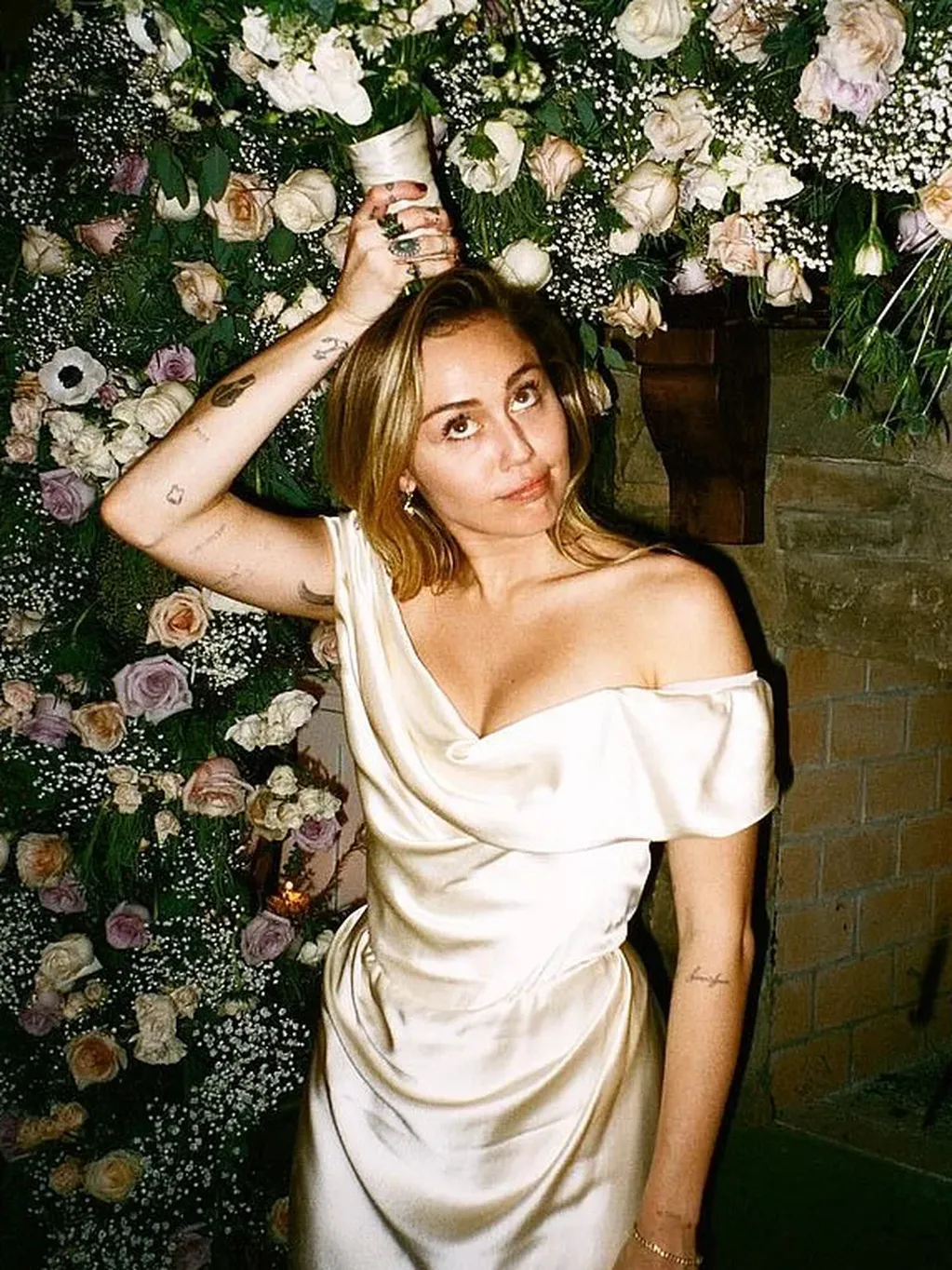 Miley Cyrus y otra de las fotos icónicas del día de su casamiento.