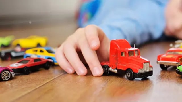 Nene juega con un camión de juguete
