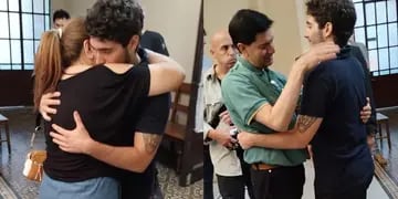 abrazo a padres de Fernando Báez Sosa