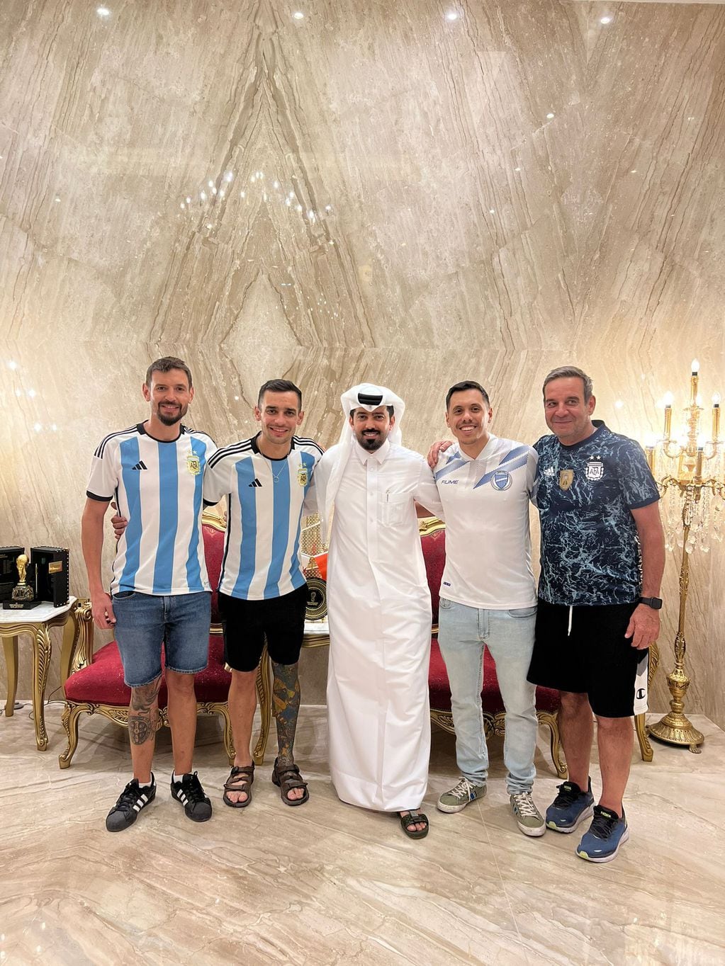 Para poder ingresar a la tierra del Mundial, Felipe, Tomi, Agustín y Sergio recibiron la inestimable ayuda del influencer catarí Mabhout.
