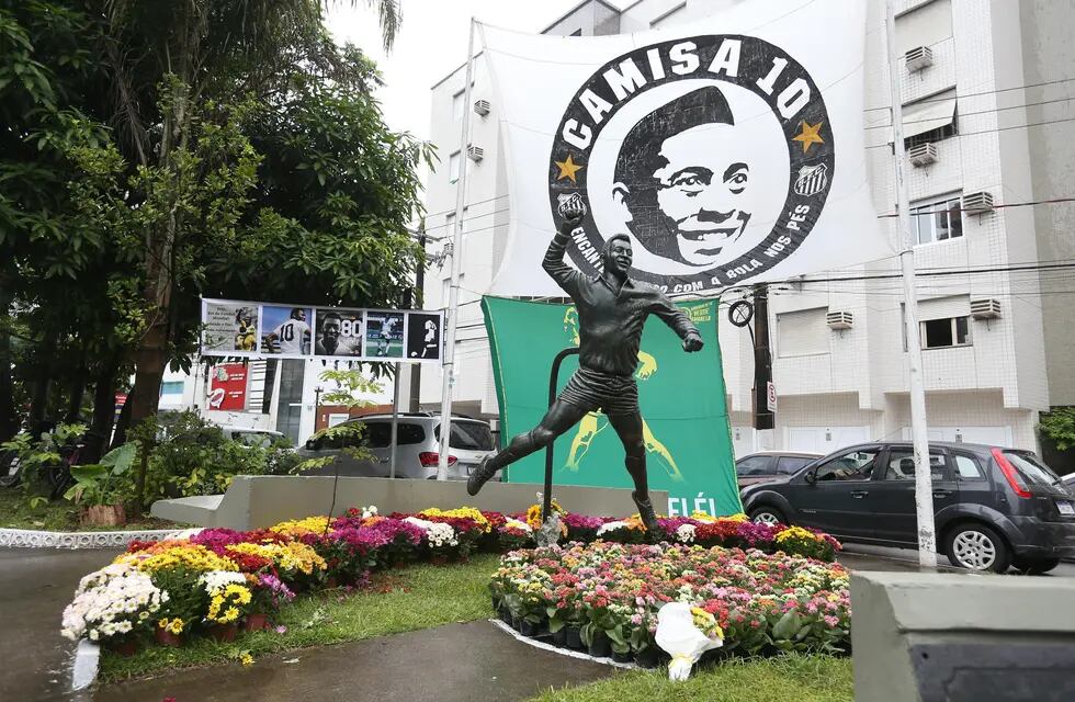 Fotografía de la estatua de Pelé hoy, en la ciudad de Santos (Brasil). / Foto: EFE / Guilherme Dionizio
