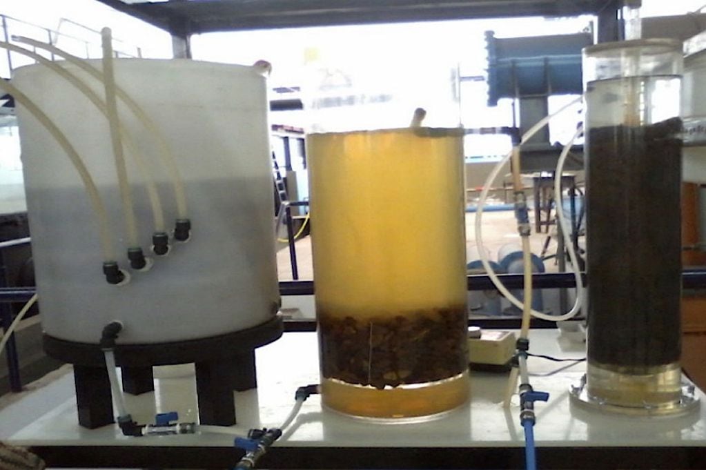 rototipo de pequeña escala basado en la técnica de hierro cerovalente (INIFTA-Departamento de Química, Facultad de Ciencias Exactas, y Departamento de Hidráulica, Facultad de Ingeniería, Universidad Nacional de La Plata)