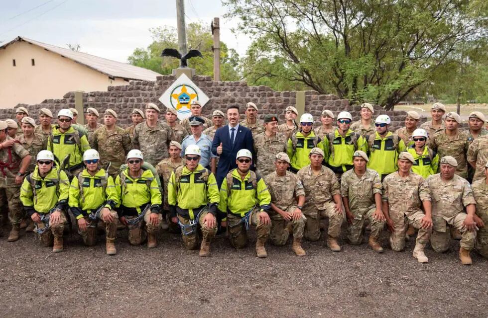 El destacamento militar que hizo cumbre en el Aconcagua recibió la visita del ministro Luis Petri. / Foto: Prensa
