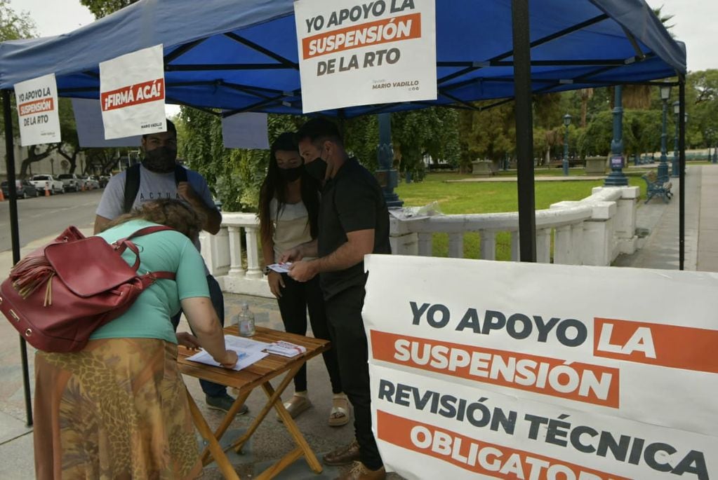 Juntan firmas para pedir la suspensión de la Revisión Técnica Obligatoria en Mendoza. Ph: Orlando Pelichotti/ Los Andes 