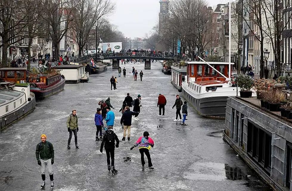 Países Bajos pide que se deje de patinar en los lagos y canales congelados tras las peligrosas caídas sufridas