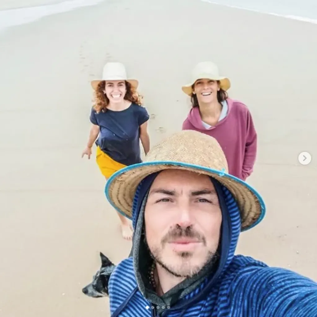 Juana Viale junto a César y Victoria en la playa