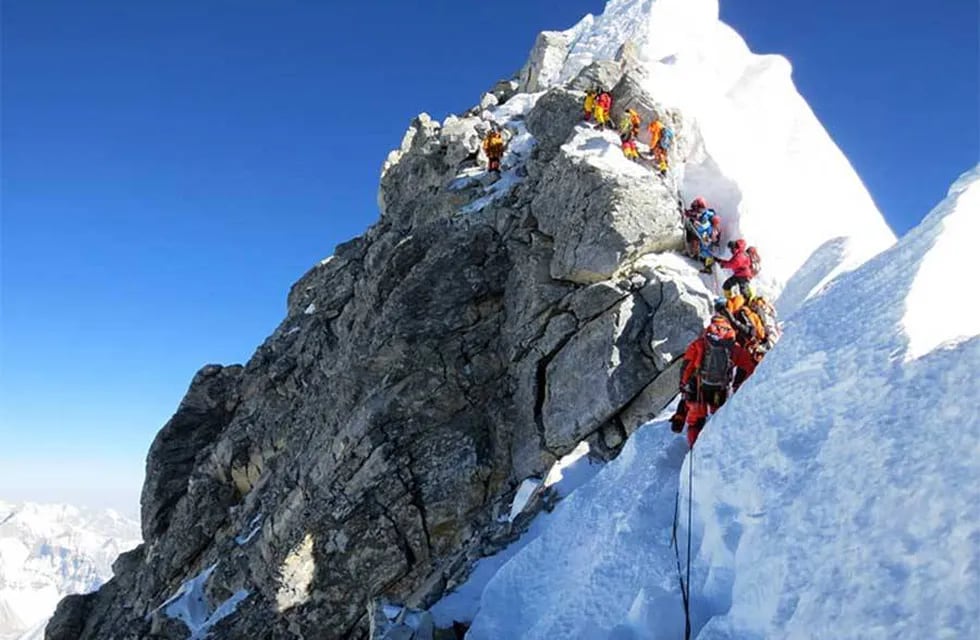 La montaña más alta del mundo aceptará turistas sin experiencia nuevamente.