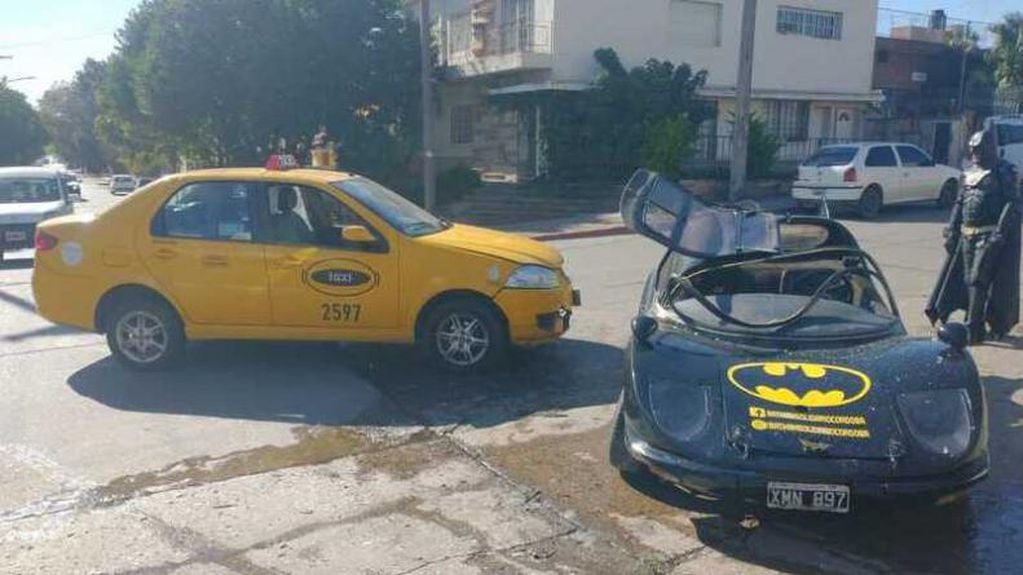 El Batman solidario de Córdoba fue chocado por un taxi en el barrio San Vicente.