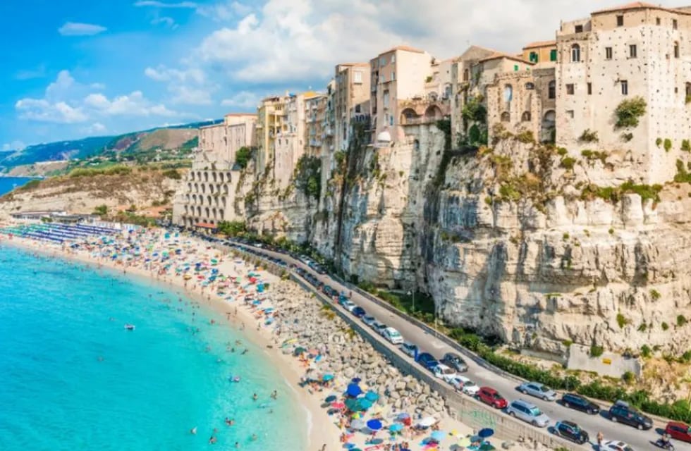 La región de Calabria, Italia, planea ofrecer hasta 33 mil dólares a jóvenes para que vivan en el lugar.