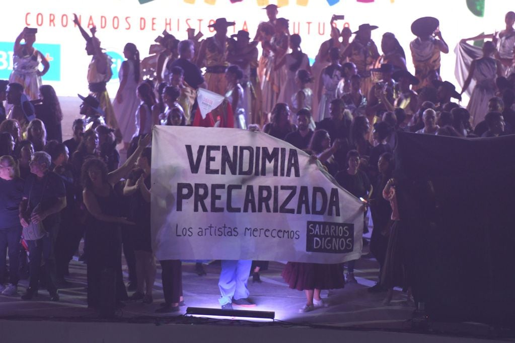 Un cartel de protesta de los artistas con reclamo de mejora salarial se vio durante el Acto Central de la Fiesta Nacional de la Vendimia 2024. Foto: Ignacio Blanco / Los Andes