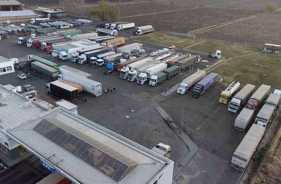 Algunos camiones  en la estación de servicios ubicada en la Ruta 40 y Ruta 7 a Chile, esperando la habilitación del paso al vecino país

Foto: José Gutierrez / Los Andes 


